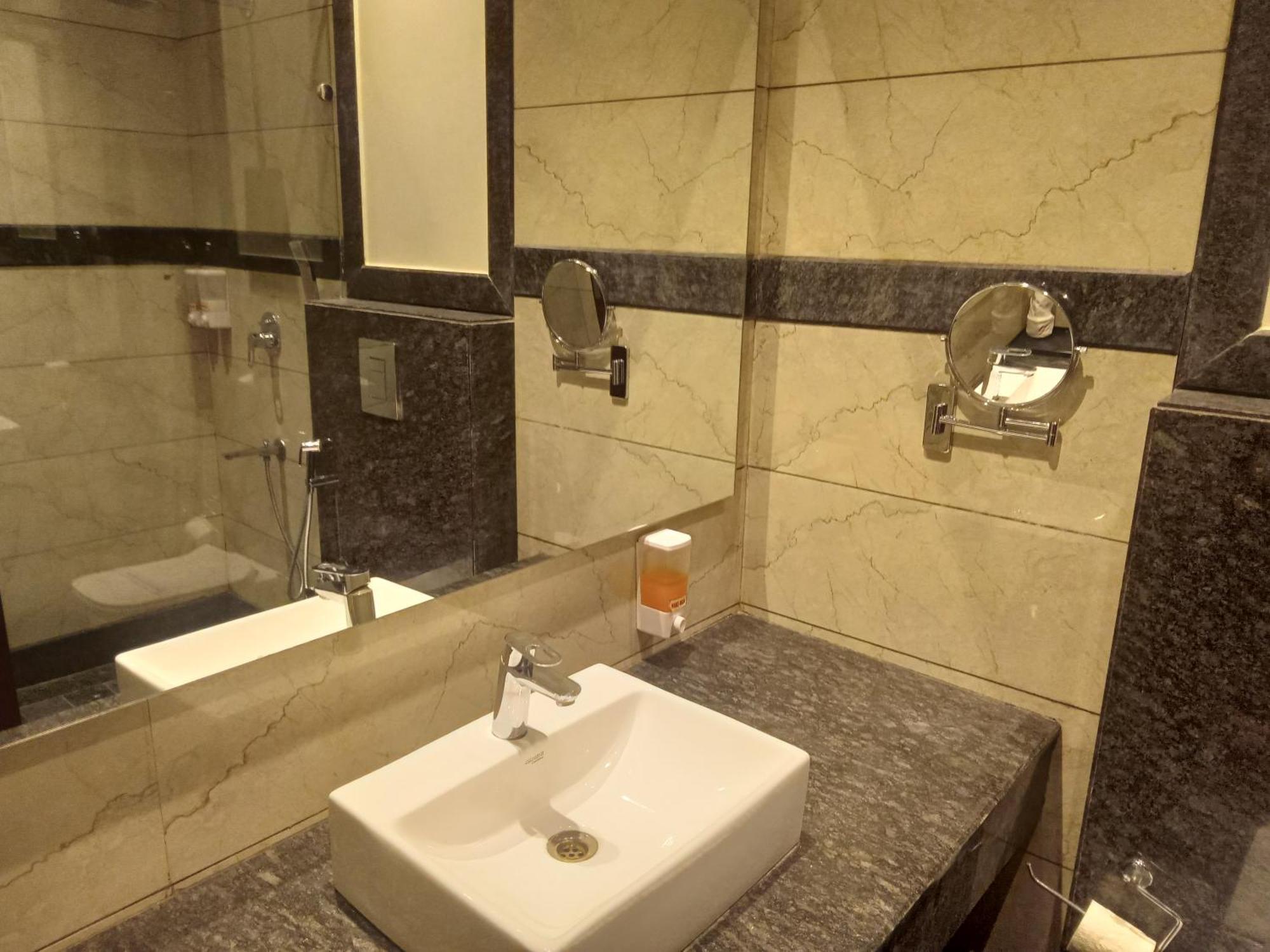 The Stella Hotel & Resort Ludhiana Exterior foto